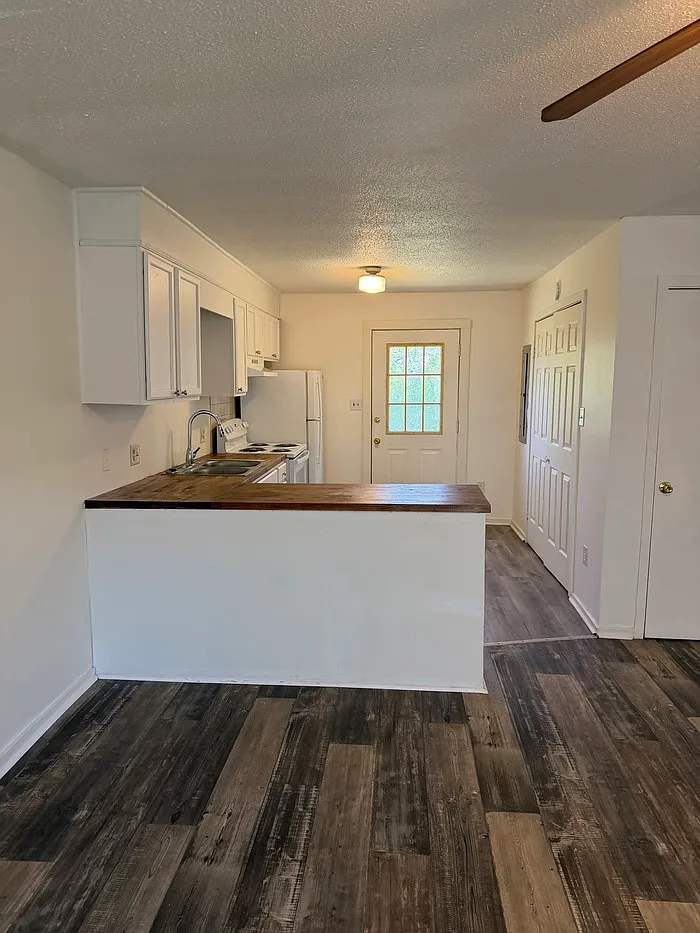 2 bed, 1.0 bath, 784 sqft, $825 — Photo 2