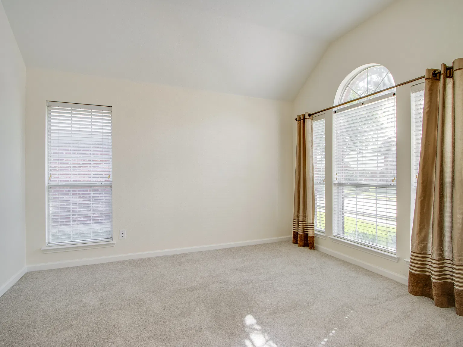 3 bed, 1831 sqft, $2,350 — Photo 4
