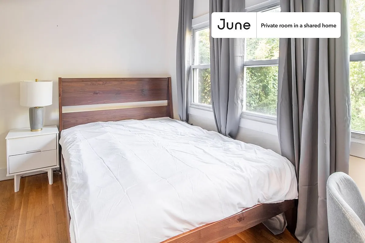 Queen bedroom in 5 bed/1 bath home in Mission Hill #1068 E — Photo 4