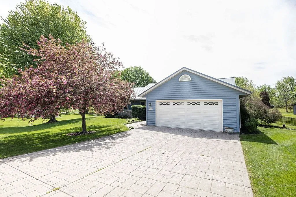 Building Photo - S32W31809 Squire Ct