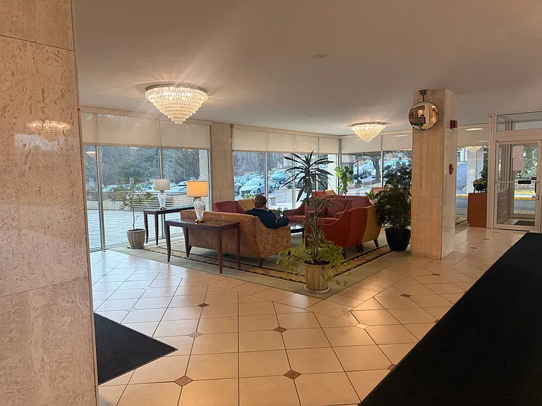10201 Grosvenor Pl — Photo 4