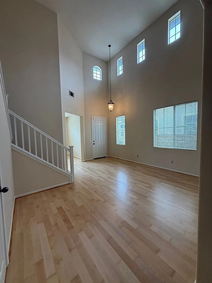 2 story 4 bed, 3 bath home in Simi Valley — Photo 1