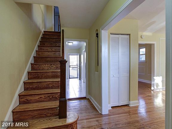 From entryway, see thru to back door and living rm