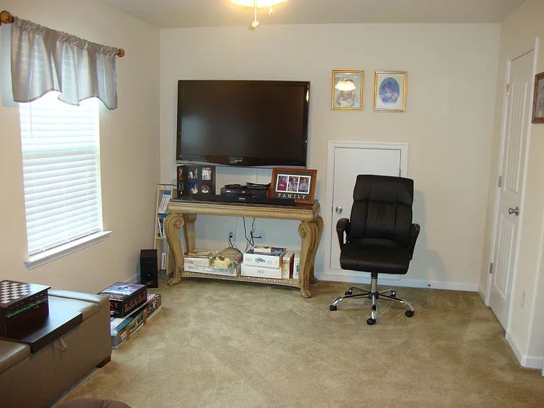 709 Valentine Ln — Photo 12