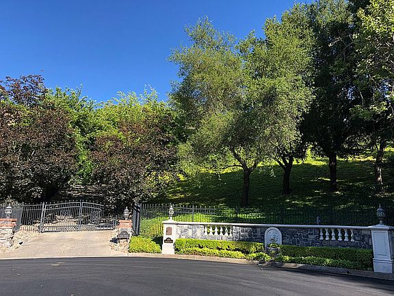 2nd image of 2409 Saddleback Dr