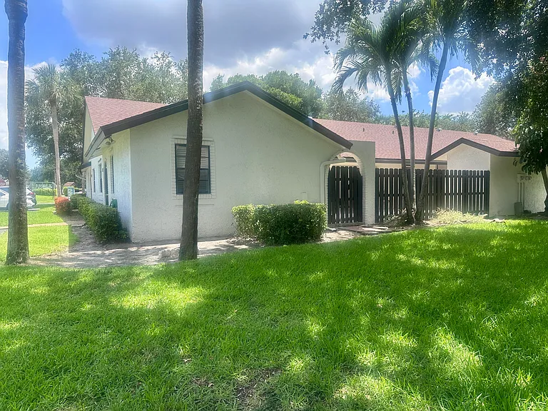 23343 SW 54th Way #A — Photo 2