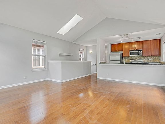 3rd image of 637 W Elm St Unit C