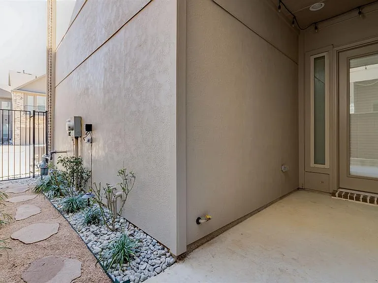 4221 Broadway Ave — Photo 27