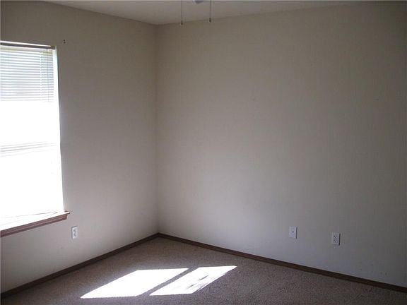5th image of 202 E Laura St