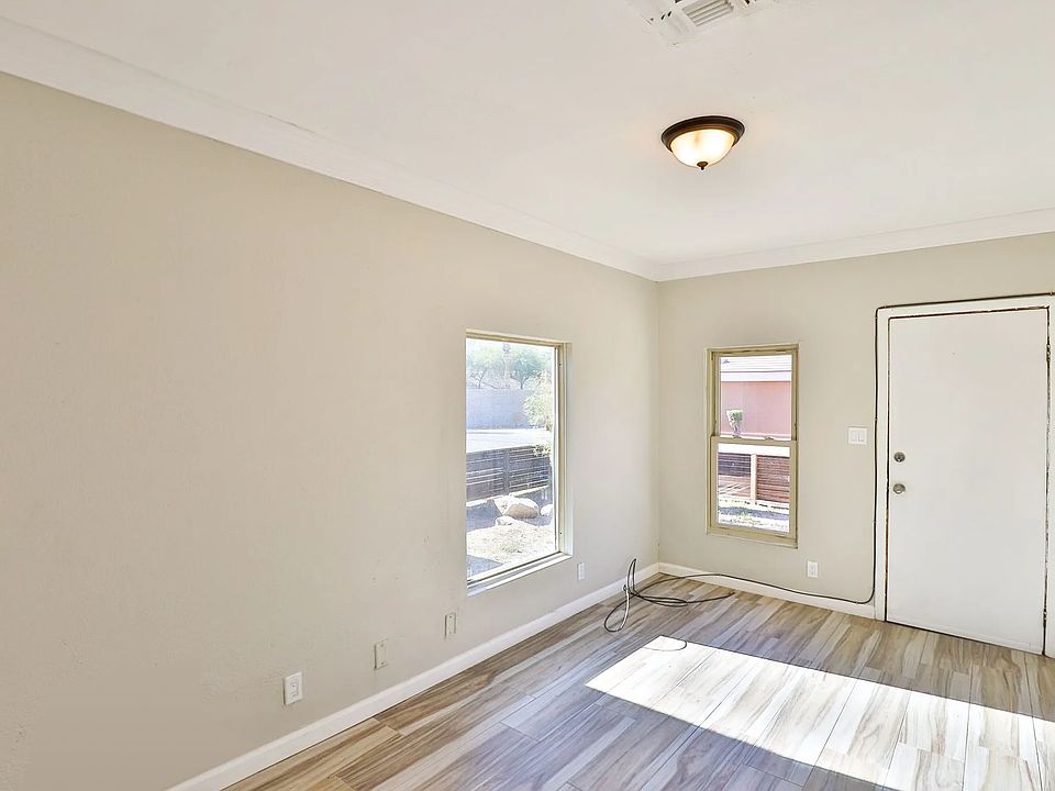 Livingroom Entry