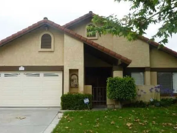 1671 W Knapp Dr, Vista, CA 92083