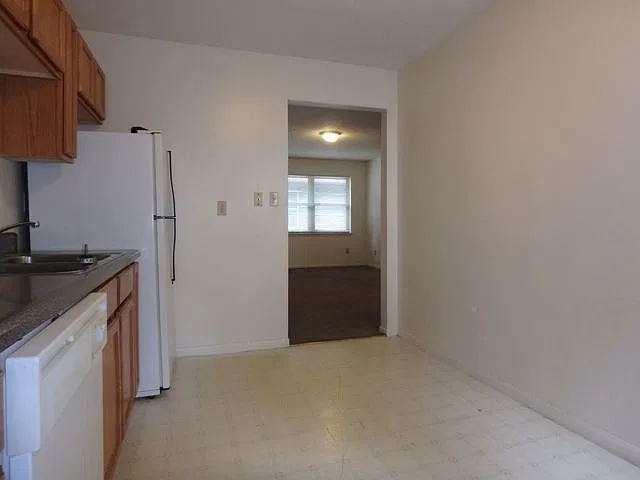 400 Lawrence Pl. — Photo 3