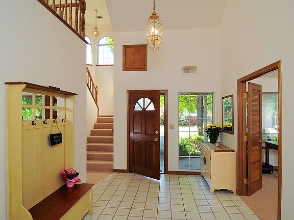 Lovely entry way - very light and bright!