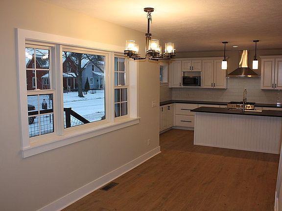 4th image of 249 E 11th St