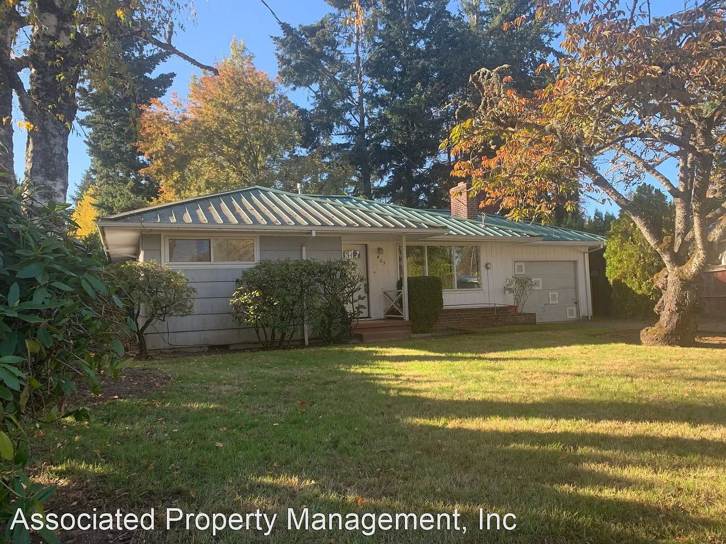 465 NW Ebberts Ave photo 1