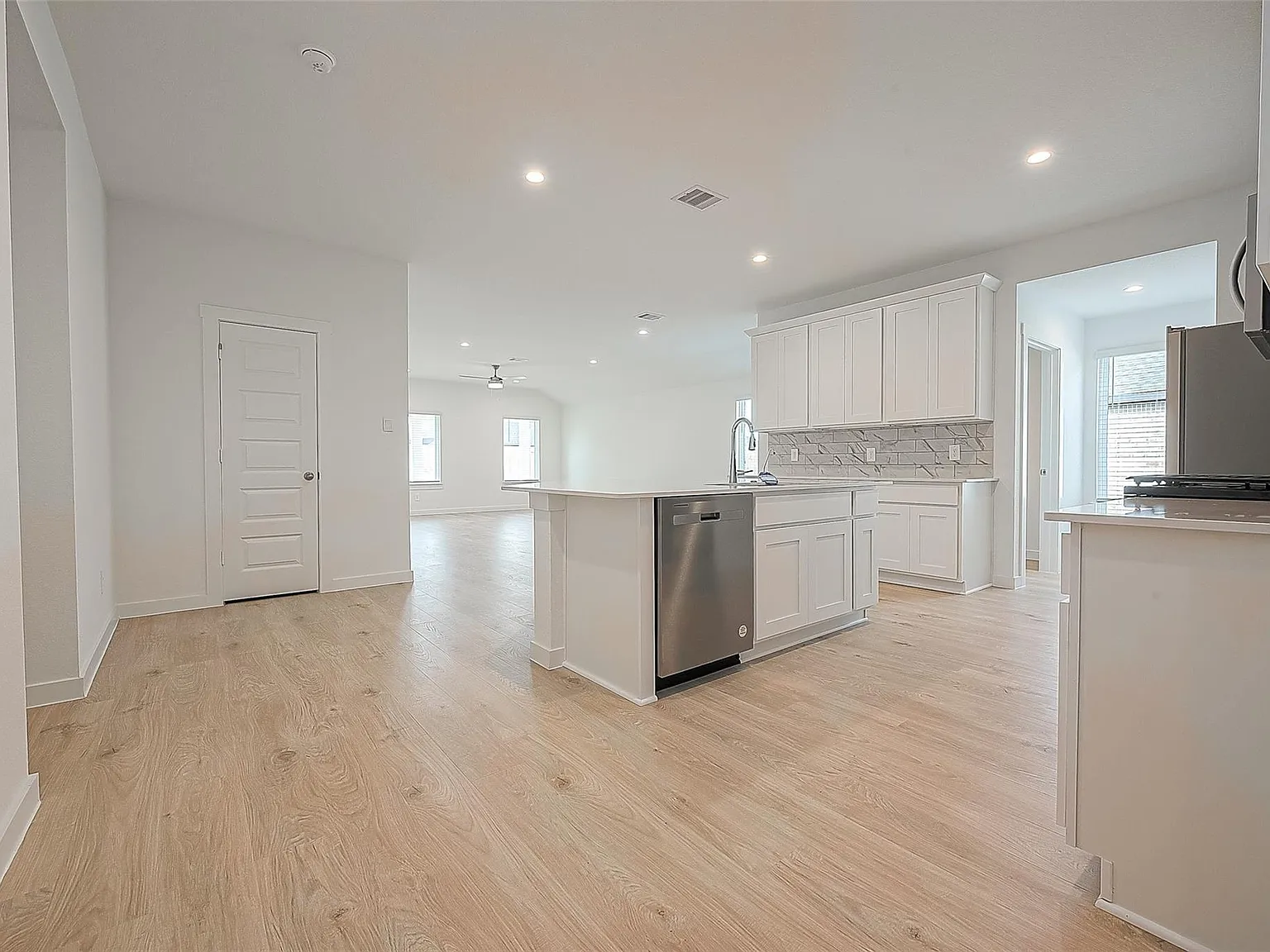 4 bed, 2.0 bath, 2031 sqft, $2,500 — Photo 4