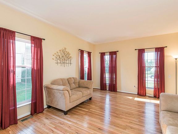 5th image of 36 Rose Hill Dr