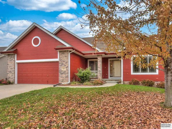 208 Oakmont Dr, Papillion, NE 68133