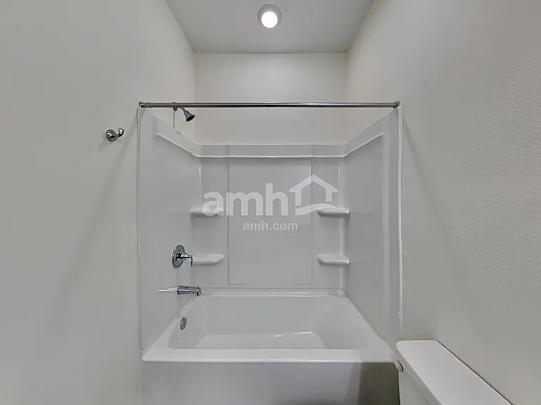 1126 Walden Pond Dr — Photo 15