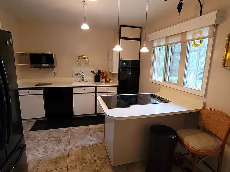 1201 Parkview Blvd — Photo 3