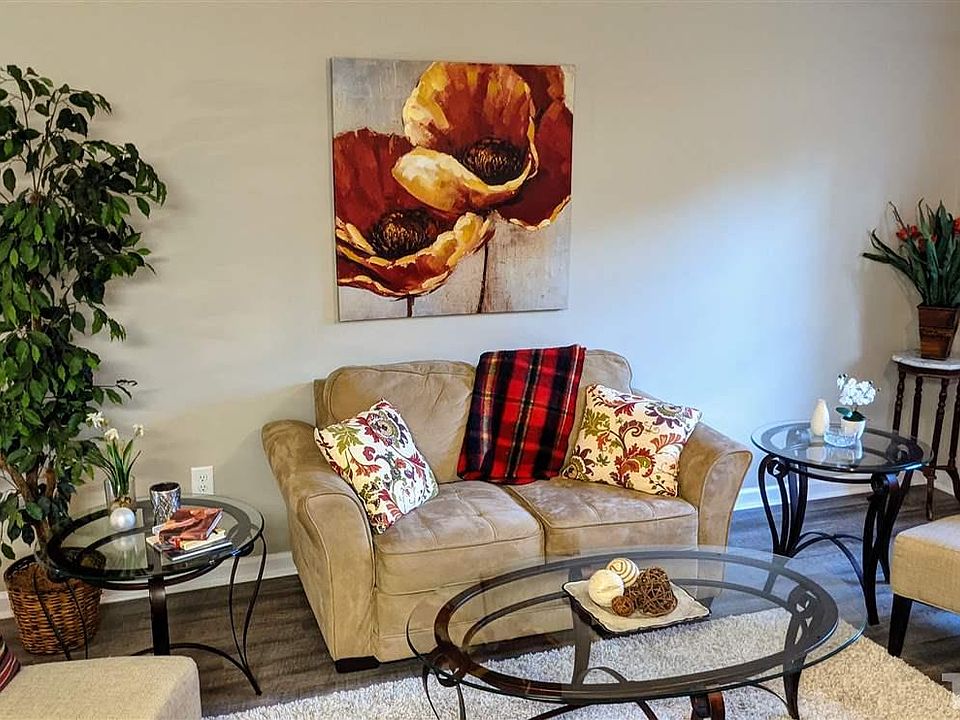 2nd image of 1201 Hazelnut Dr