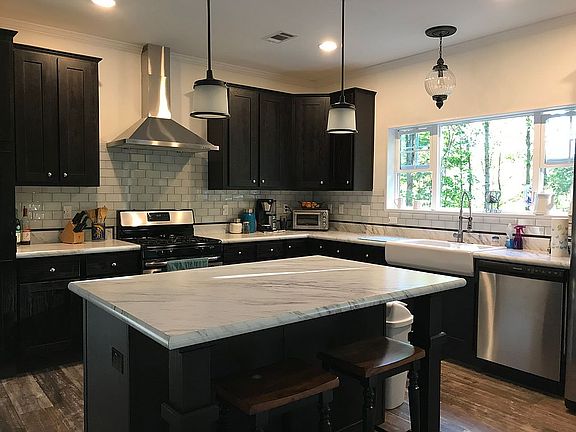 Glass backsplash farm sink