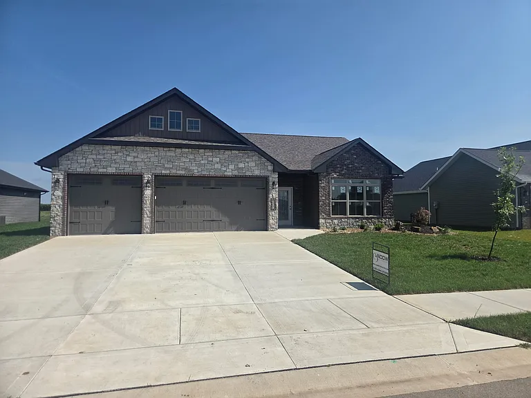 305 Andorah Dr — Photo 1
