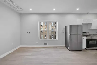 3 bed, 1900 sqft, $3,195 — Photo 2