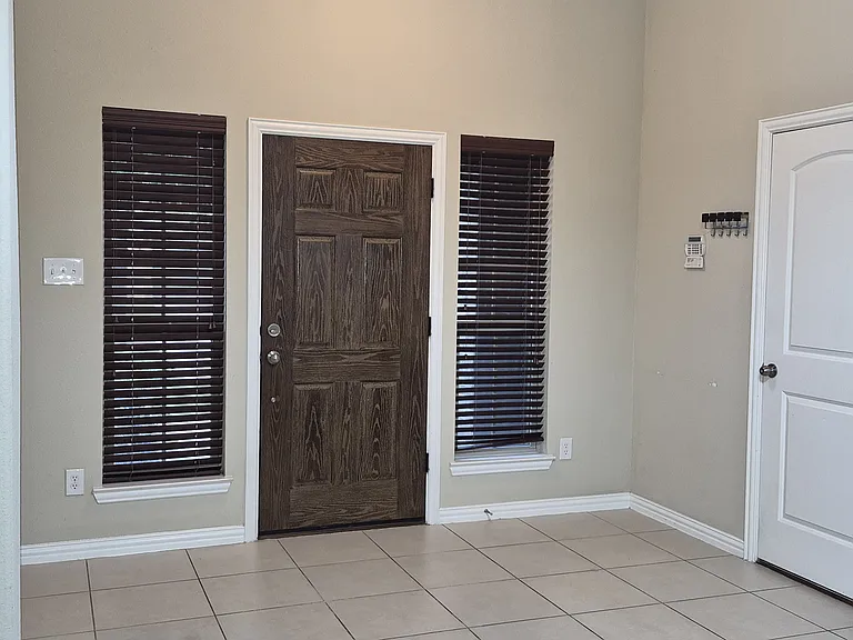 504 Eastland Dr — Photo 2