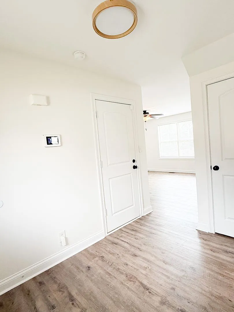 3 Bedroom 2 Bathroom Home — Photo 2