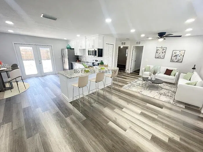 3 bed, 2.0 bath, 1128 sqft, $2,100 — Photo 3