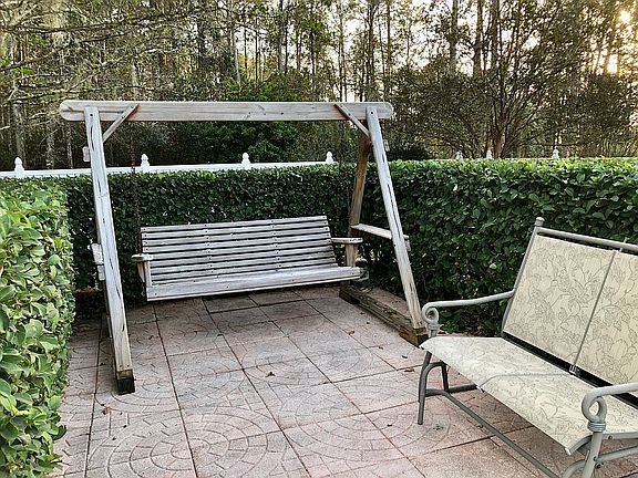 4th image of 307 Lakeshore Dr W