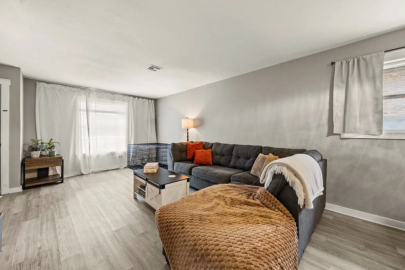208-212 Queen Dr — Photo 3