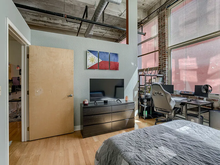 321 W 7th St #208 — Photo 9