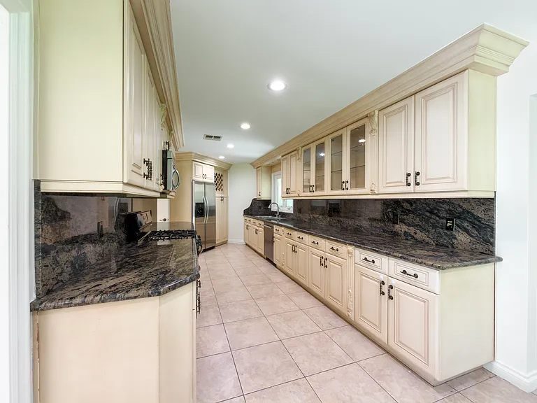 Extensive granite counter space and abundant cream cabinetry make this kitchen shine in a Beverly Hills luxury rental at 1094 Garden Lane, a 90210 lease.