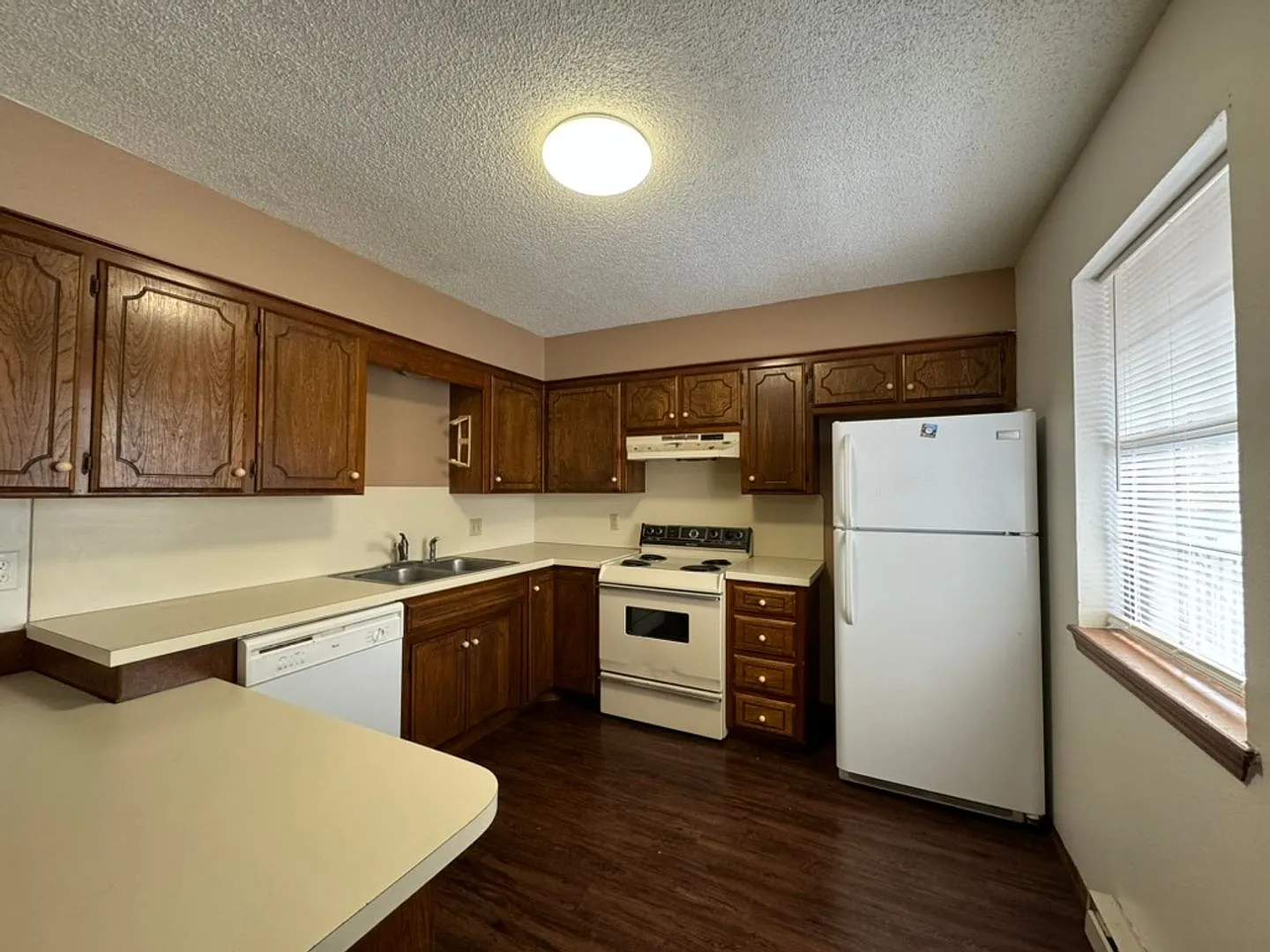 2 Bedroom 1 Bathroom Furnished — Photo 2