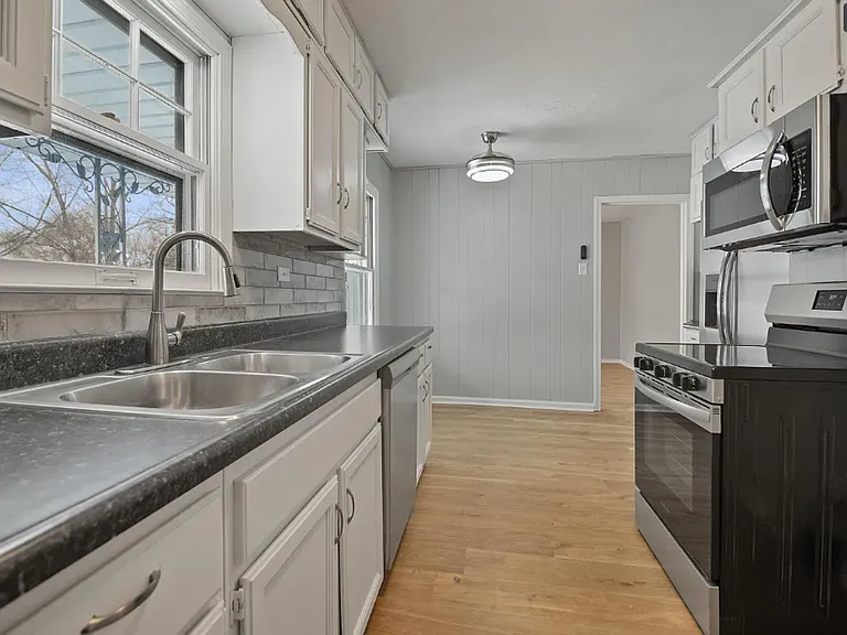 2321 E Mossman Ave — Photo 5