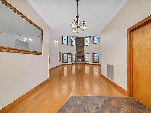 4th image of 1185 Woolsey Rd