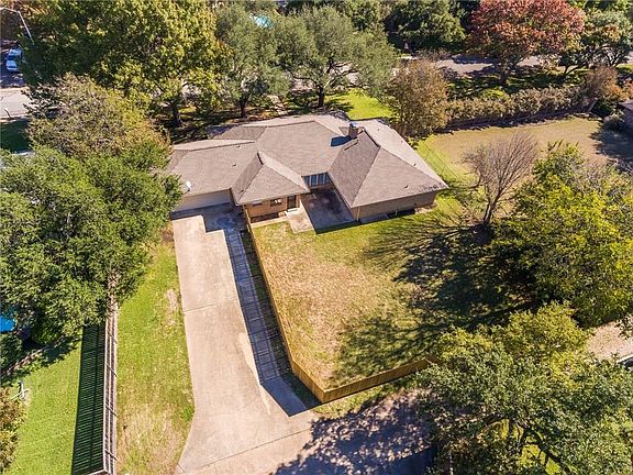 2nd image of 611 Oxford Dr