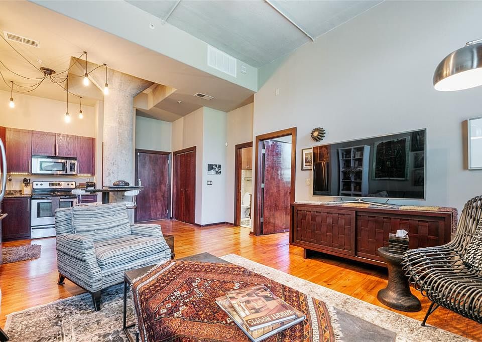 1st image of 2205 McKinney St APT 302