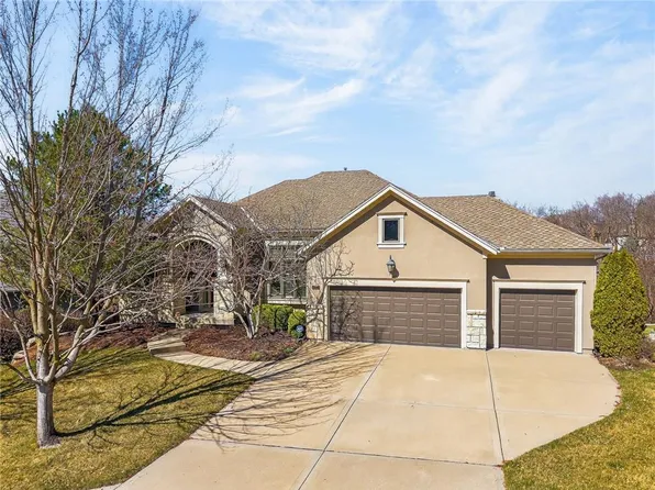 6110 Westwood Ct, Parkville, MO 64152
