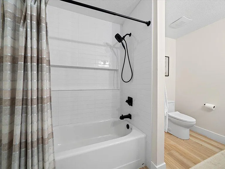 555 Norwood Ct — Photo 27