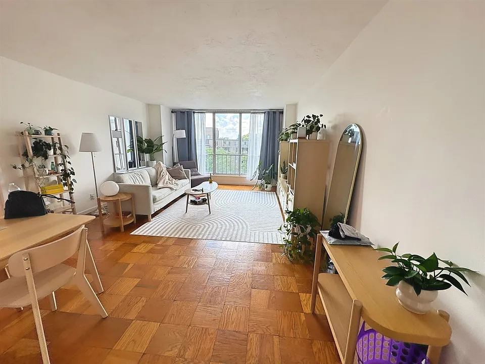 77 Pond Ave #808