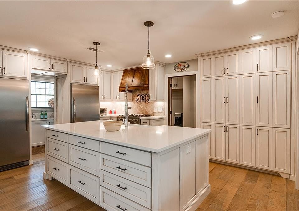 1st image of 1210 Oak Trl