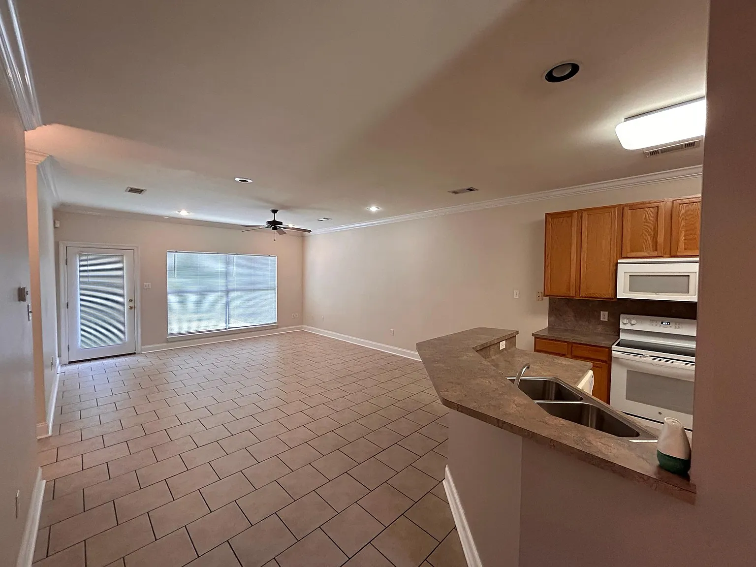 2 bed, 1200 sqft, $1,450 — Photo 2