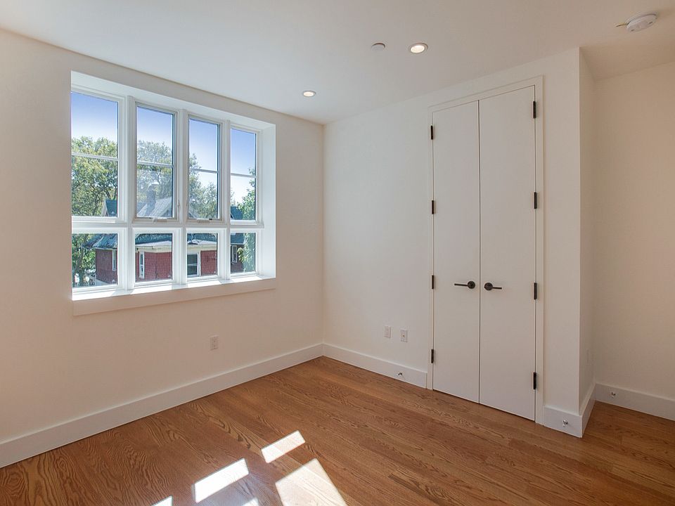 2nd image of 194 Hawthorne St #4FBJMM