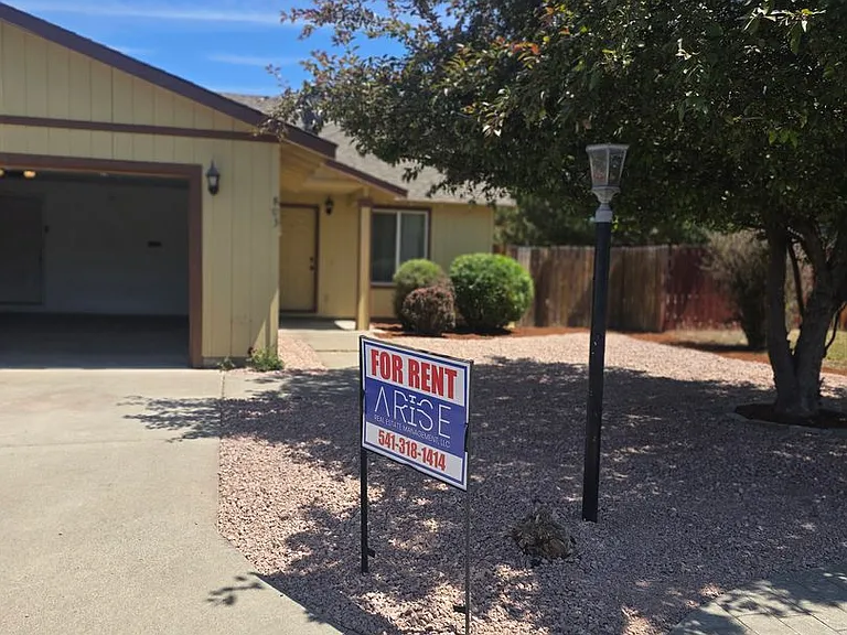 803 SE Kierra Pl — Photo 3