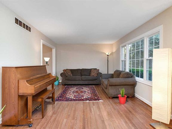 5th image of 2325 Traver Blvd