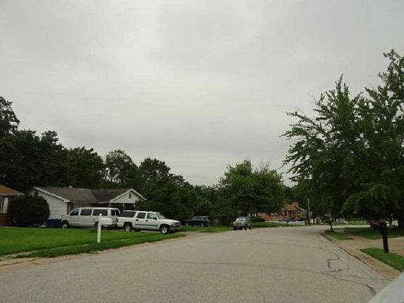 Exterior Neighborhood (street photo)