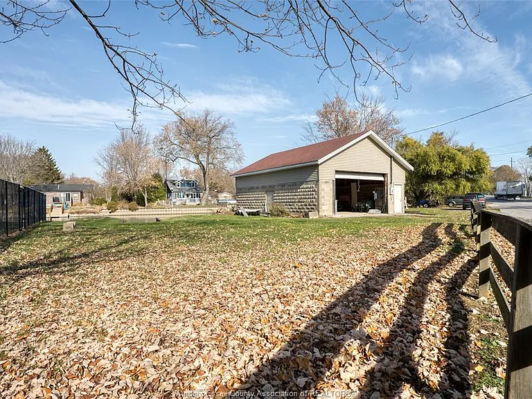 1049 Heritage Rd — Photo 36